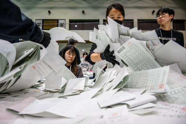 Юн в Южна Корея напусна унизен от свлачището на опозицията на изборите