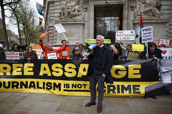 Байдън „разглежда“ искането на Австралия за прекратяване на делото срещу Асанж