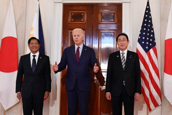 Маркос-младши поддържа тънка линия с Китай, докато Филипините задълбочават връзките между САЩ и Япония