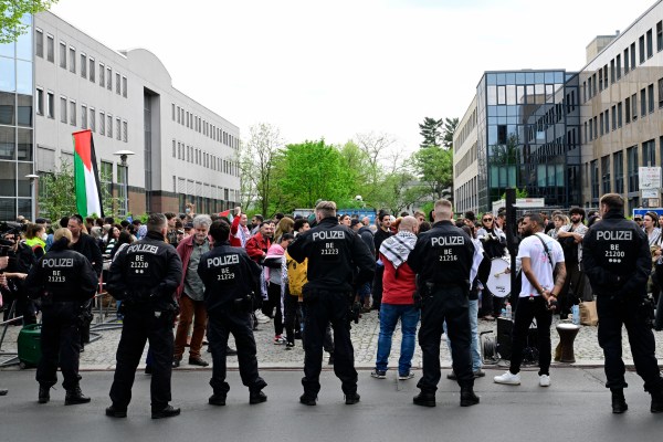 Полицията в Берлин прекъсна и отмени пропалестинска конференция скоро след