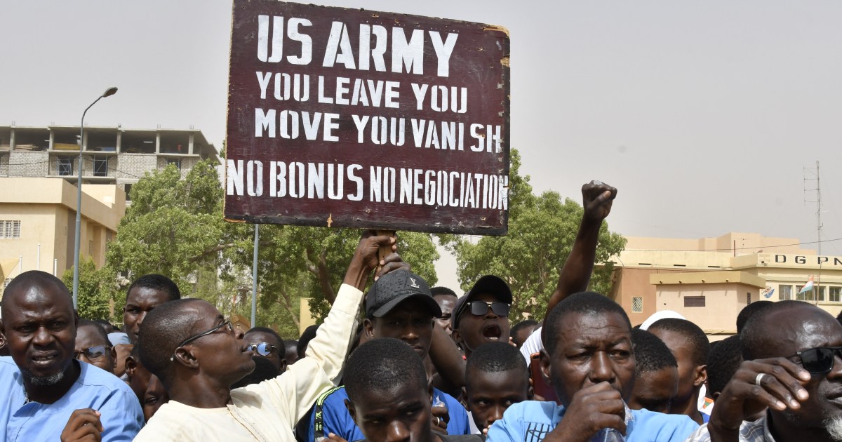 المئات يتظاهرون في النيجر للمطالبة بانسحاب القوات الأمريكية  رسائل احتجاجية