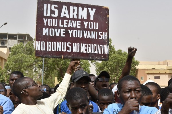 Стотици протестиращи излязоха по улиците на столицата на Нигер за