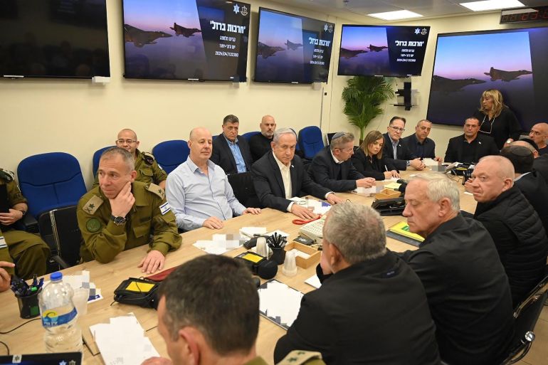 O primeiro-ministro de Israel, Benjamin Netanyahu (C), durante uma reunião do Gabinete de Guerra em Kirya, em Tel Aviv