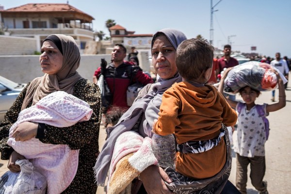 Хиляди се опитват да се върнат у дома в северна Газа след слухове за „отворен контролно-пропускателен пункт“