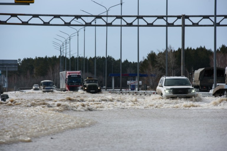 Am 14. April 2024 fahren Autos durch einen überfluteten Teil einer Straße in der Stadt Petropawl im Norden Kasachstans nahe der Grenze zu Russland. (Foto von Evgeniy Lukyanov / AFP)