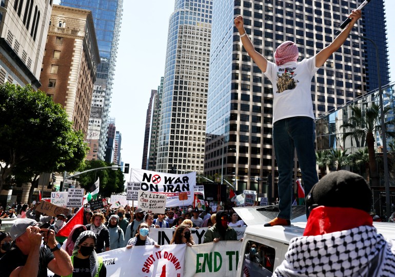 Manifestantes pró-Palestina marcham durante um protesto de 'Greve por Gaza' pedindo um cessar-fogo permanente
