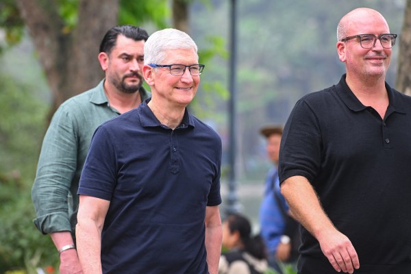 Apple обяви планове за увеличаване на разходите във Виетнам, тъй
