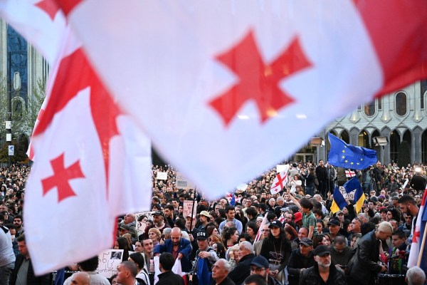 Хиляди протестират в Грузия заради спорния законопроект за „чуждестранни агенти“
