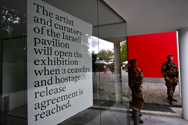Израелският художник казва, че павилионът на Венецианското биенале няма да отвори врати, докато не бъде прекратен огънят в Газа