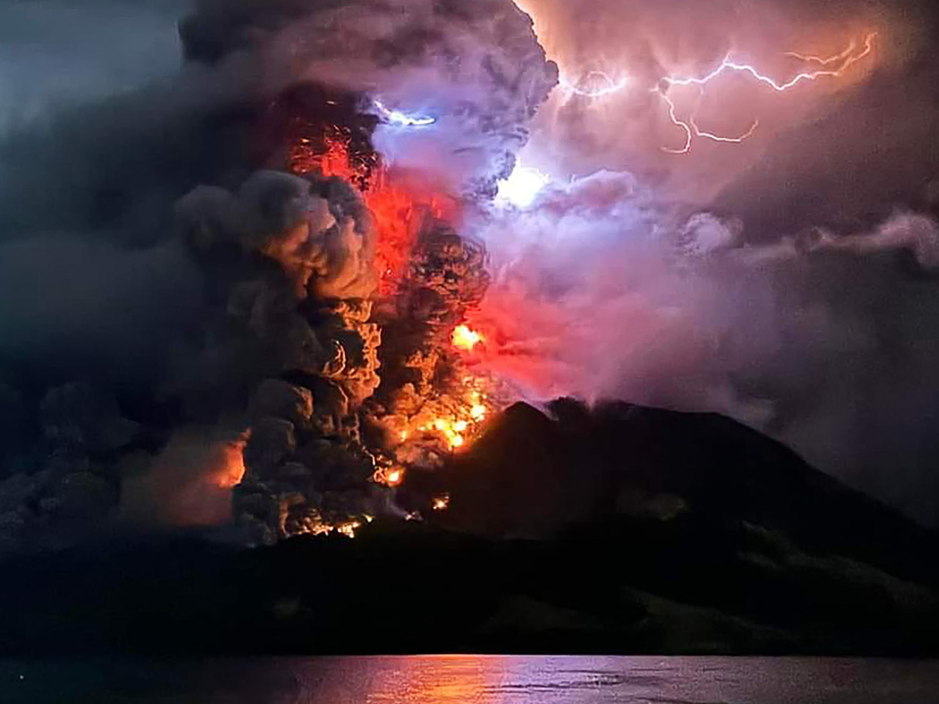 印尼北部火山喷发 逾11000人疏散 – 半岛电视台