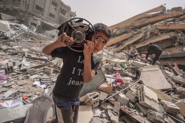 Снимки: Унищожаването на бежанския лагер Нусейрат в Газа