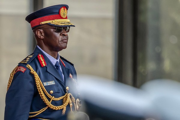 Кенийският военен началник сред 10 души, загинали при катастрофа с хеликоптер
