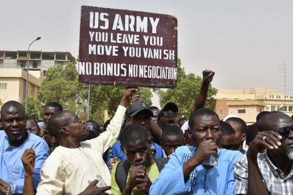 Какво следва, когато САЩ преговарят с „тежки ръце“ за изтегляне от Нигер?