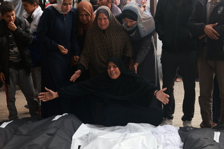 Palestinos choram pelos corpos de parentes mortos no bombardeio israelense, no hospital al-Najar, em Rafah, no sul da Faixa de Gaza