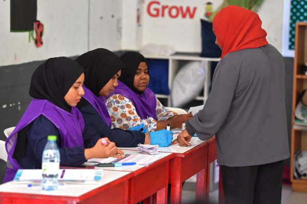 Малдивите провеждат парламентарни избори с гласуване което е от решаващо