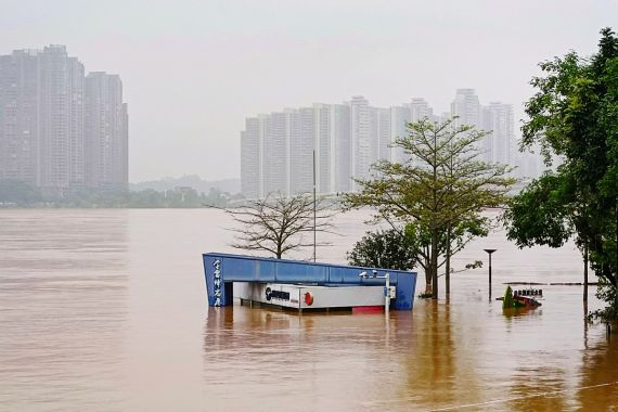 Highest-level rainstorm warning issued in south China's Guangdong