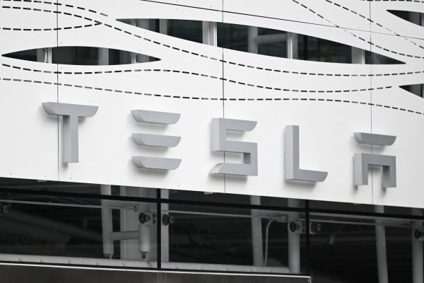 Печалбата на Tesla падна с 55%, тъй като акциите се повишиха заради плановете за по-евтини превозни средства