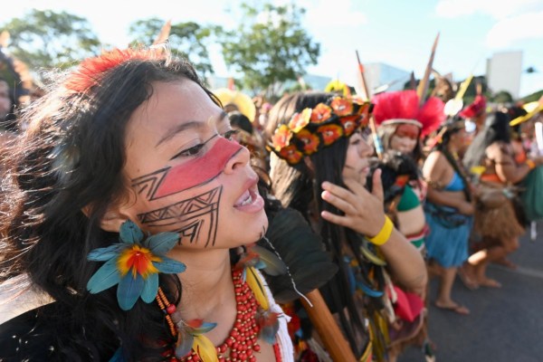 Хиляди коренно население маршируваха в столицата на Бразилия призовавайки правителството
