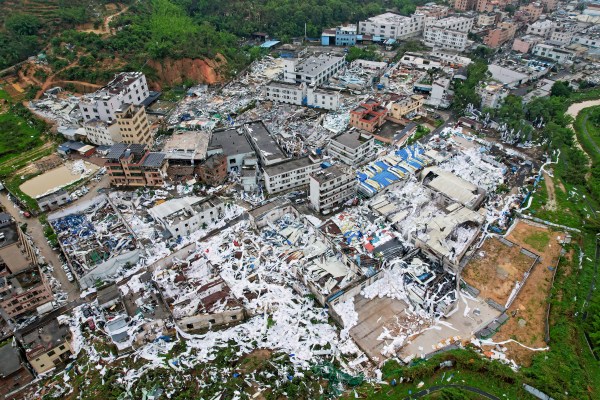 Торнадо уби петима, причини големи разрушения в китайския Гуанджоу