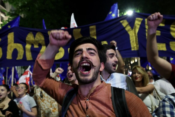 Грузинците „маршират за Европа“ в знак на протест срещу противоречивия законопроект