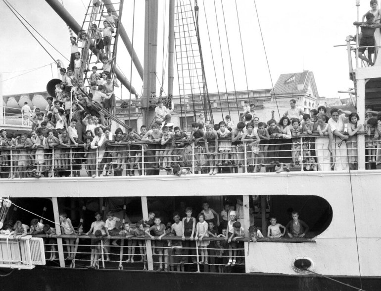 Spaanse en Baskische weeskinderen op een schip met bestemming Mexico