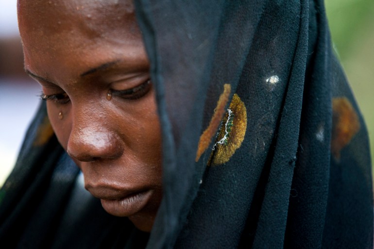 Uma menina libertada de Chibok chora contando sua história