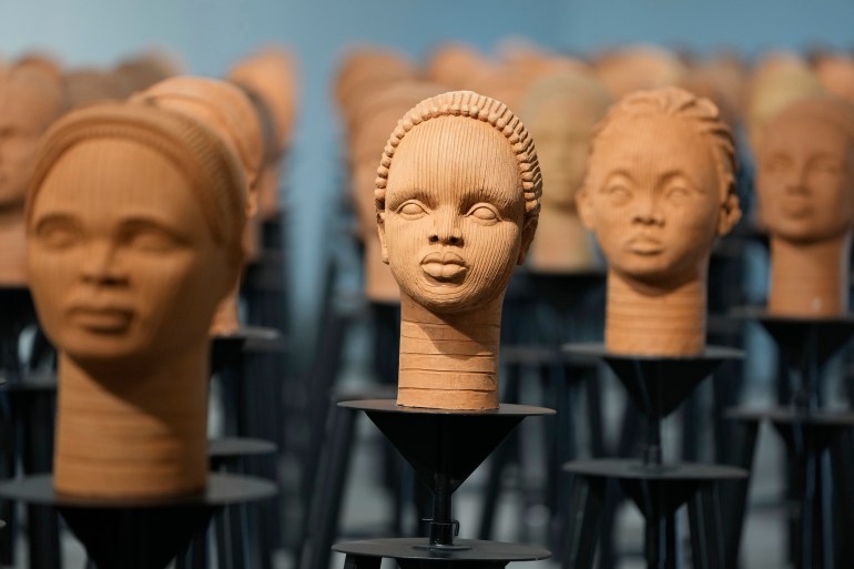 Esculturas retratando meninas nigerianas desaparecidas