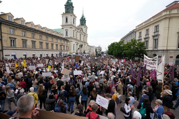 Законодателите в Полша започнаха да обсъждат промени в суровите закони