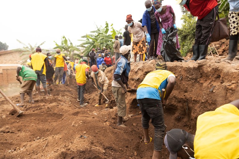 Im Bezirk Huye im Süden Ruandas graben Menschen ein Massengrab aus