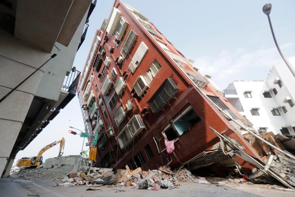 Продължава издирването на оцелели от най силното земетресение в Тайван от