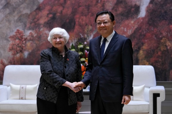 Йелън от САЩ предупреждава Китай, че не може да изнася пътя си към бърз растеж