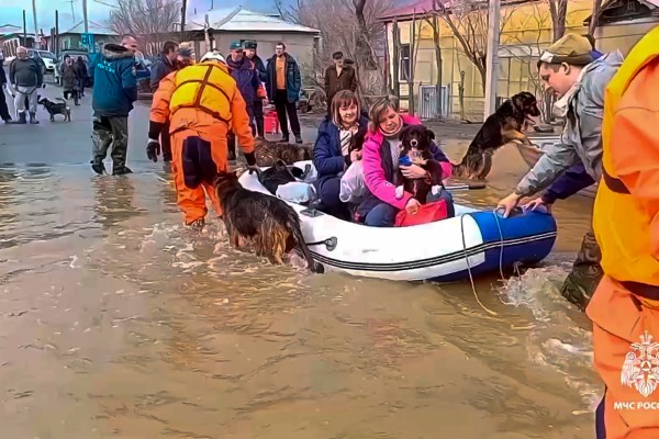 Наводненията се покачват в два града в Уралските планини в