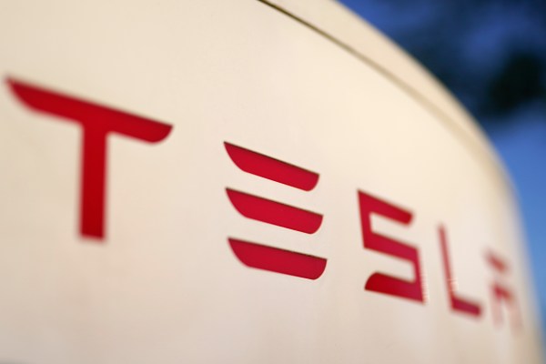 Производителят на електрически автомобили Tesla уреди дело, заведено от семейството