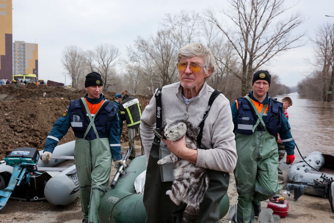 Kremlin warns floods may worsen as Kazakhstan, Russia evacuate 100,000