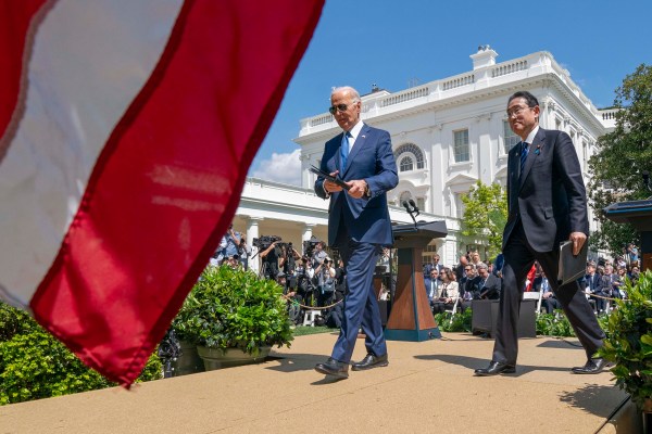 Президентът на Съединените щати Джо Байдън приветства японския министър-председател Фумио