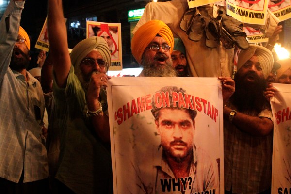 Пакистан разследва стрелбата по обвинения в убийството през 2013 г. на предполагаем индийски шпионин