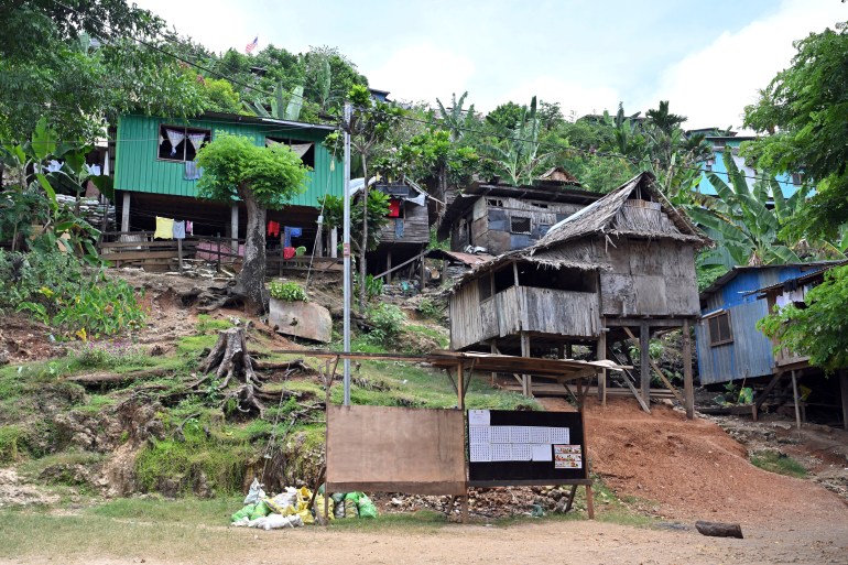 Rumah kayu dan palem di lereng bukit di Honiara