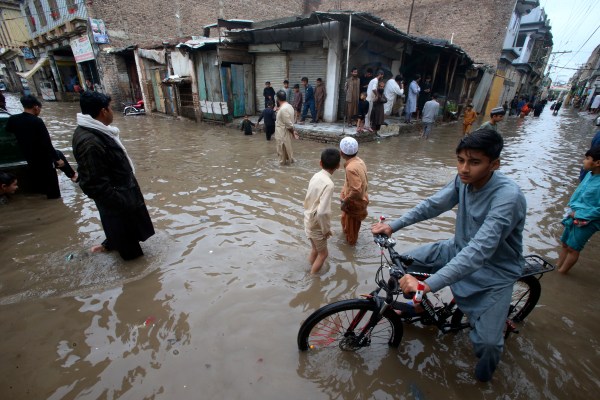 Мълнии и проливни дъждове убиха десетки хора в Пакистан и