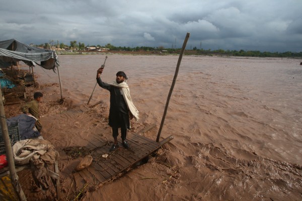 Проливни дъждове и мълнии в Пакистан убиха най-малко 50 души