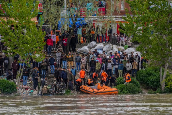 Лодка превозваща група хора се преобърна в река в управлявания