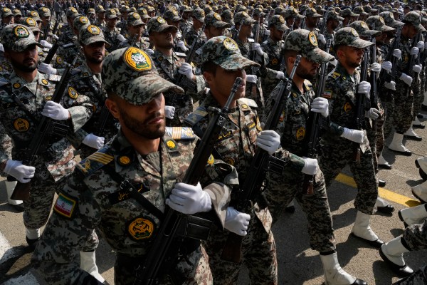Снимки: Иран показва военна мощ, докато напрежението с Израел расте