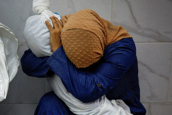 Натрапчив образ на скърбяща палестинска жена, прегръщаща тялото на малката