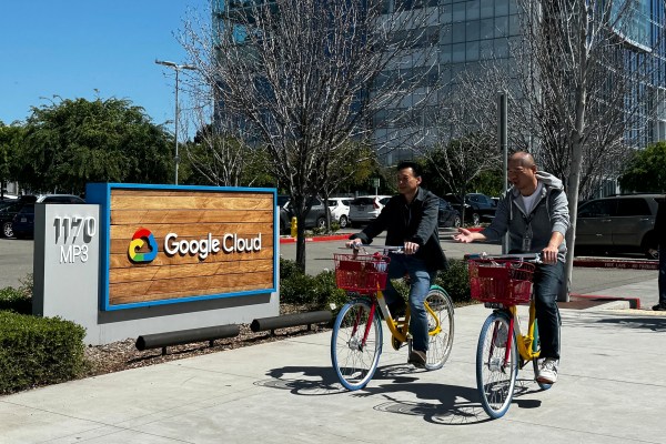 Google уволни 28 служители след седящ протест срещу договора на