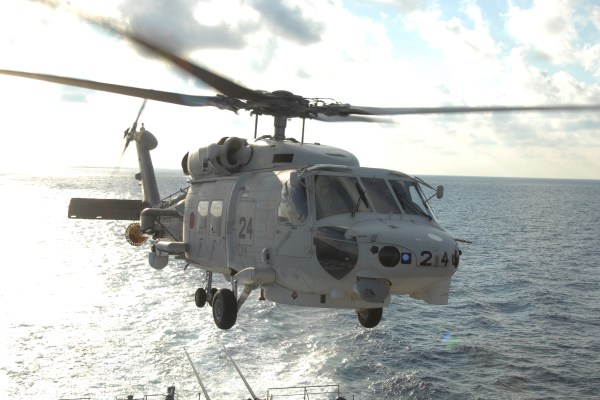 Екипажът е изчезнал след като два японски хеликоптера се разбиха по време на учение в Тихия океан