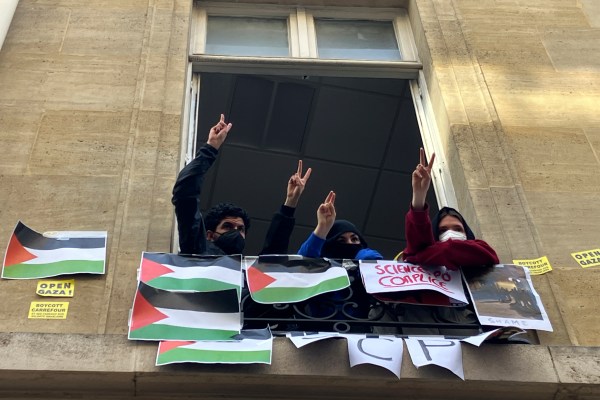 Студенти блокираха парижкия Sciences Po, за да протестират срещу войната на Израел срещу Газа