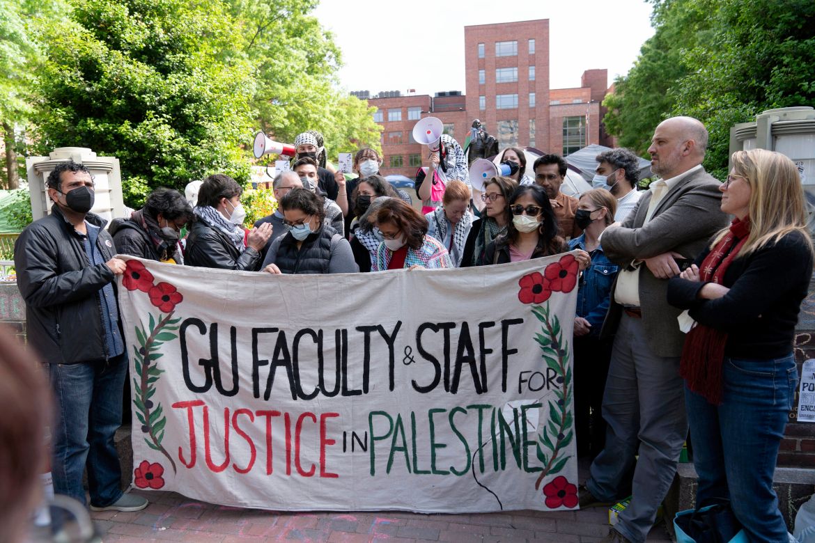 Los profesores de la Universidad George Washington, Rochelle Davis, desde la derecha, y Will Youmans encabezan un grupo de profesores durante una protesta pro-palestina por la guerra entre Israel y Hamas el viernes 26 de abril.