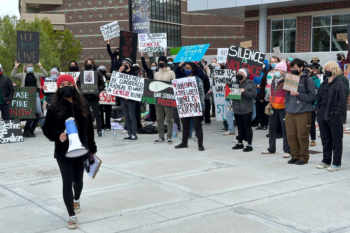 Manifestantes pro palestinos se manifiestan en el campus de la Universidad de Nevada, Reno, el viernes 26 de abril.