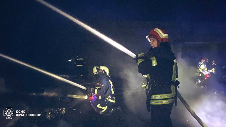Einsatzkräfte des Rettungsdienstes arbeiten daran, einen Brand zu löschen 