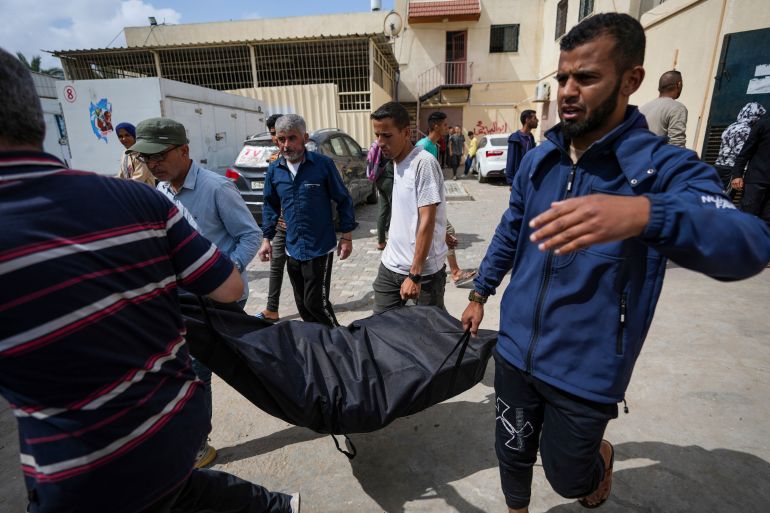 La gente lleva los cuerpos de los palestinos que murieron en un ataque aéreo israelí en Nuseirat al hospital Al Aqsa en Deir al Balah, Franja de Gaza, el sábado 27 de abril de 2024. (Foto AP/Abdel Kareem Hana)