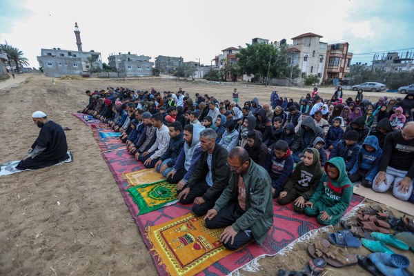 Палестинците в цялата Ивица Газа отбелязват края на свещения мюсюлмански